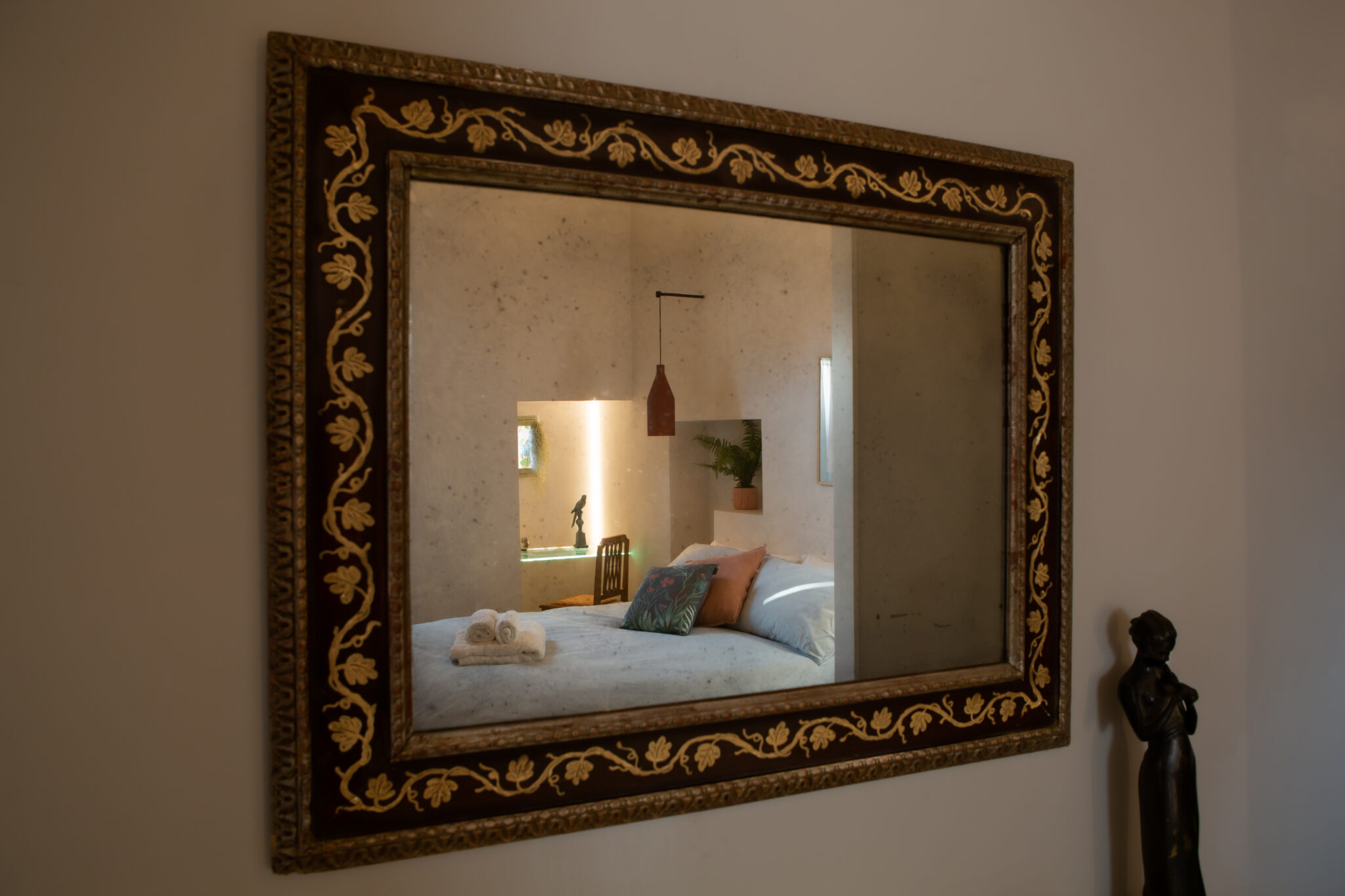 Specchio antico e dettagli d'arredo della camera