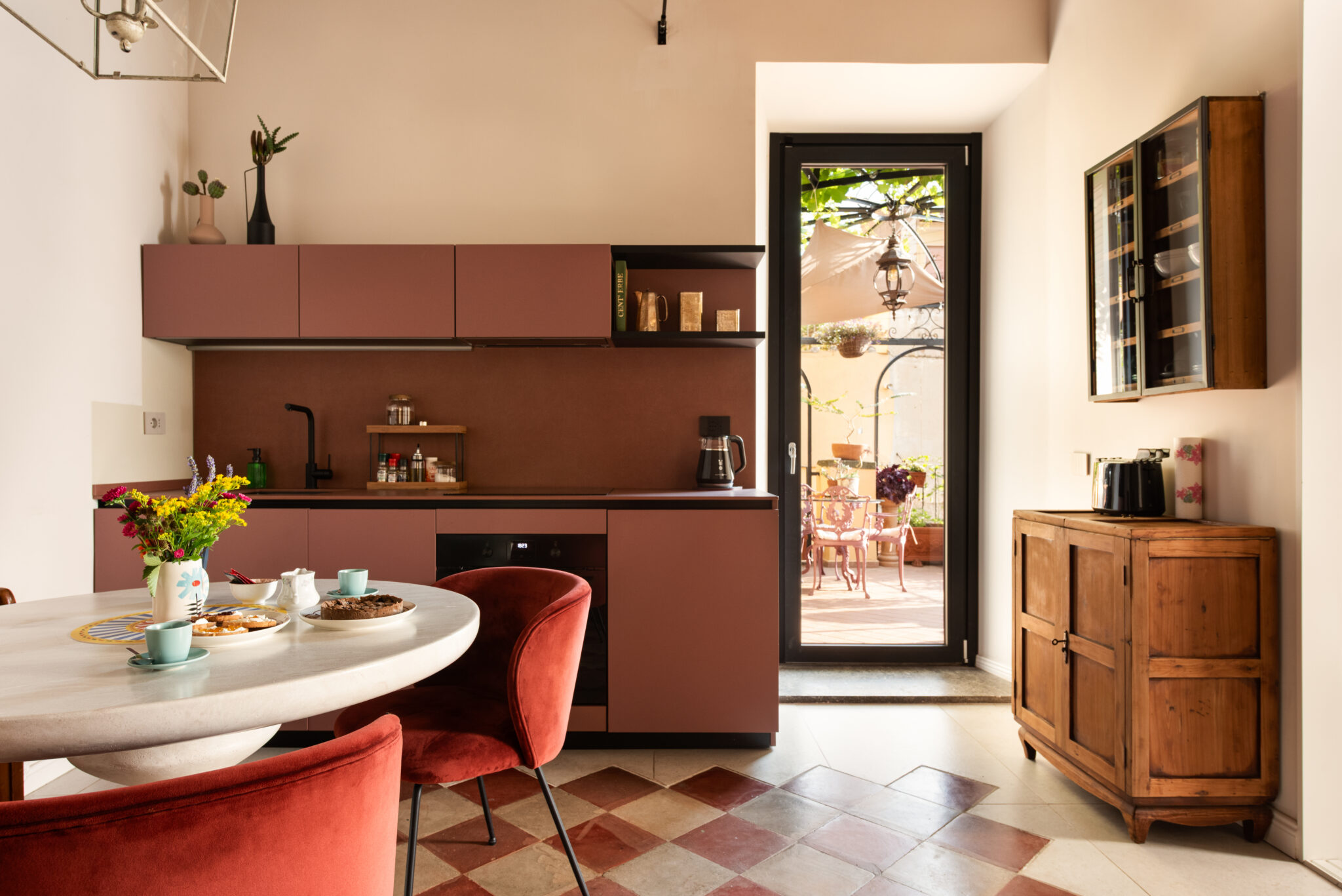 Cucina attrezzata con accesso alla terrazza