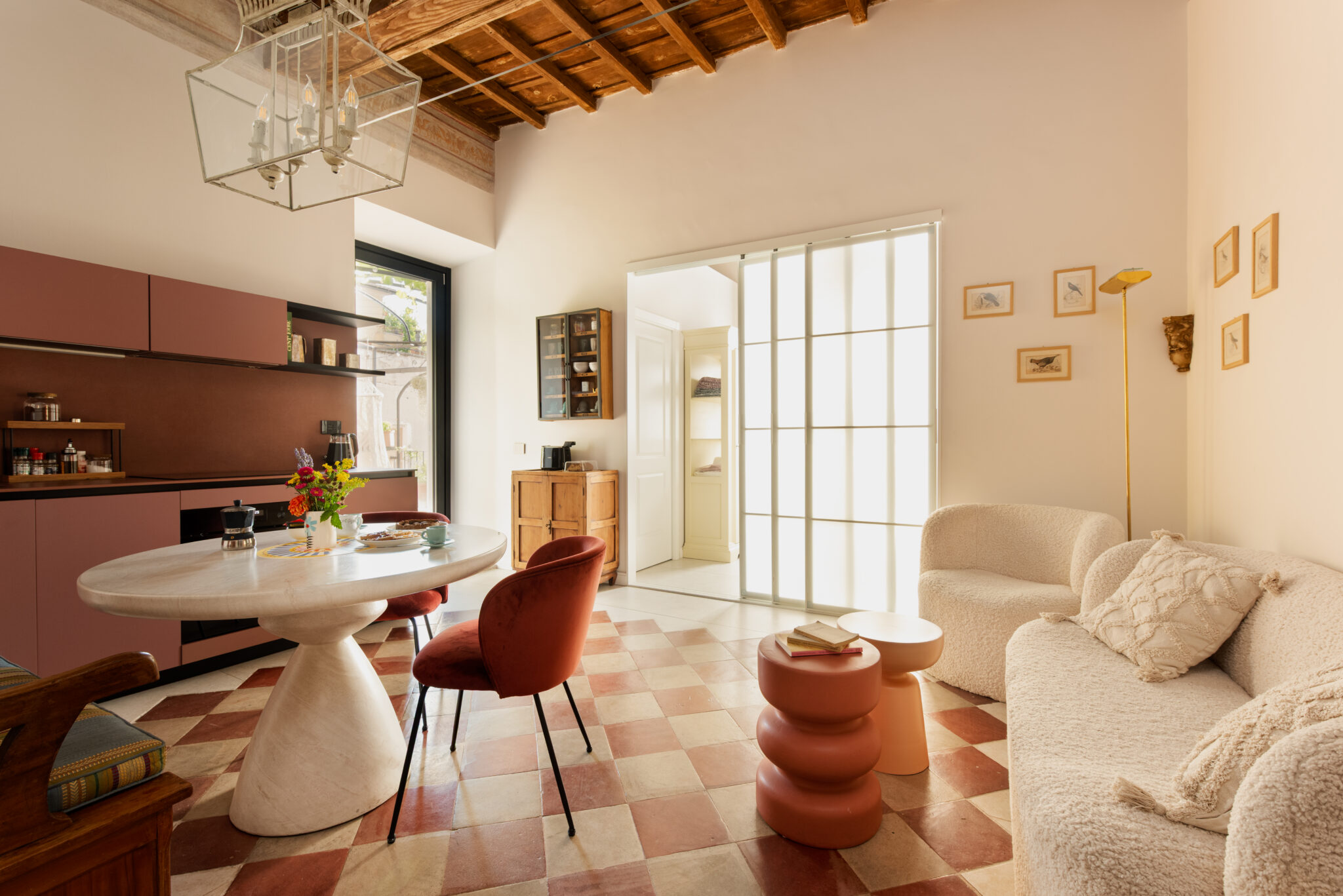 Zona giorno con cucina e salotto della Voliera di Bacco
