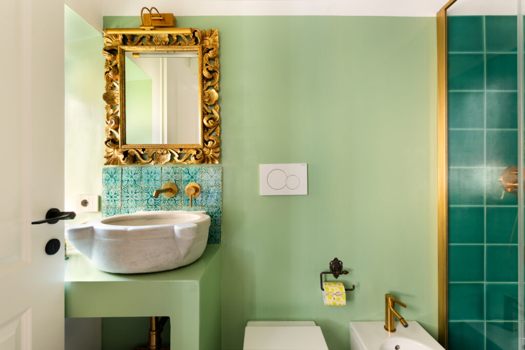 Bagno con lavabo e dettagli verdi della Voliera di Bacco a Frascati