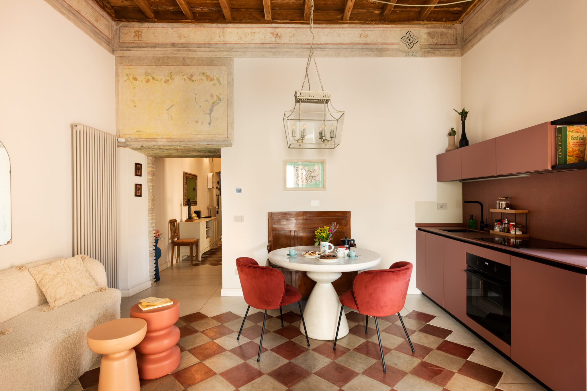 Cucina con affresco storico e pavimento originale