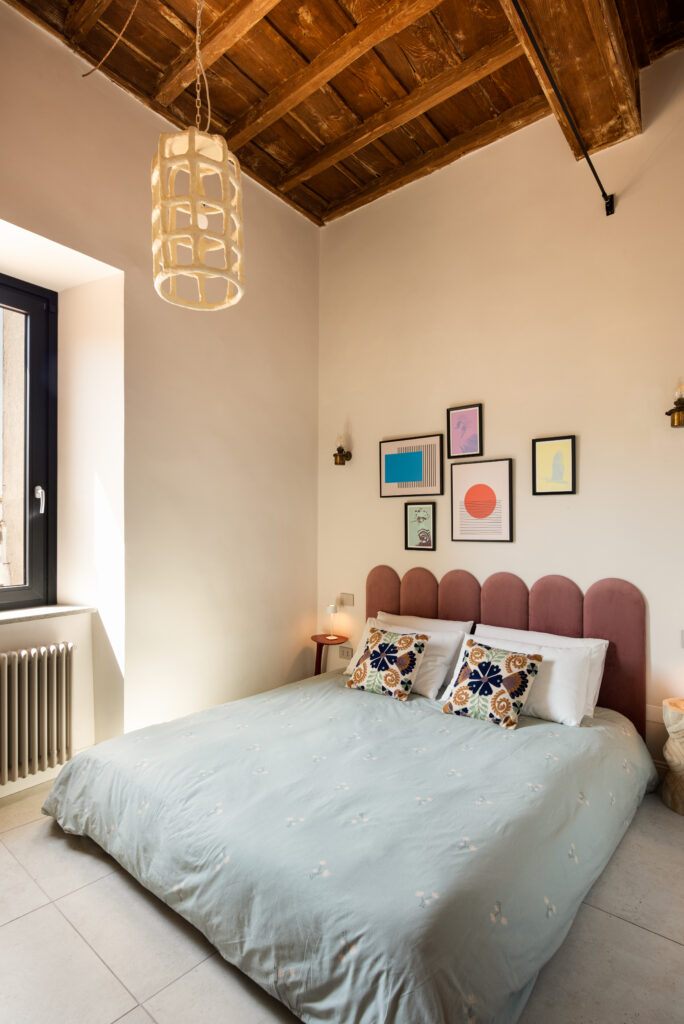 Seconda camera matrimoniale con soffitto in legno a Frascati