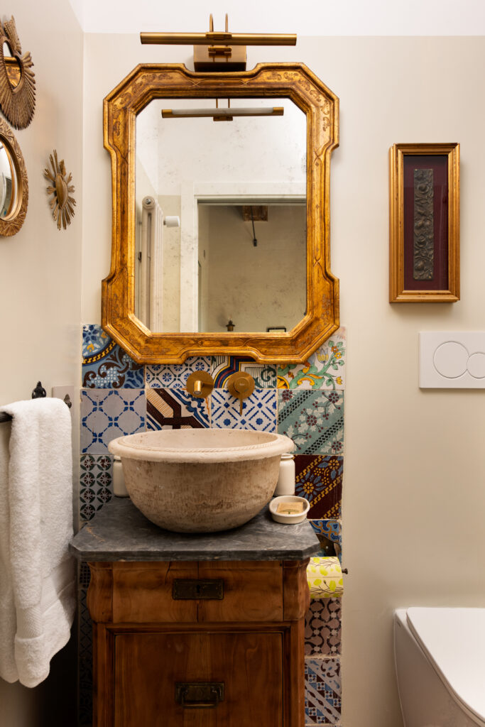1. Lavabo con specchio e maioliche nel bagno della Voliera di Bacco