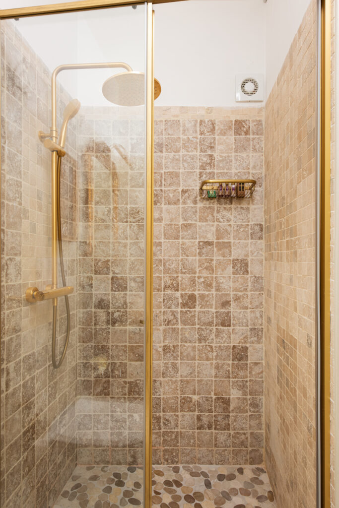 Secondo bagno con ampia doccia della Voliera di Bacco