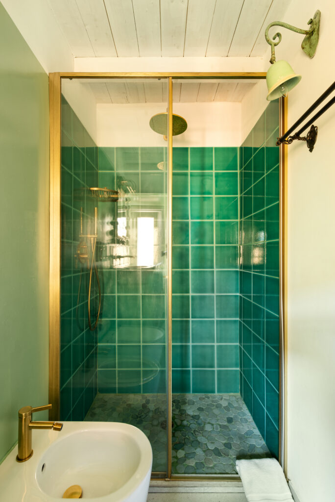 Bagno con doccia in ceramica verde nell’appartamento a Frascati